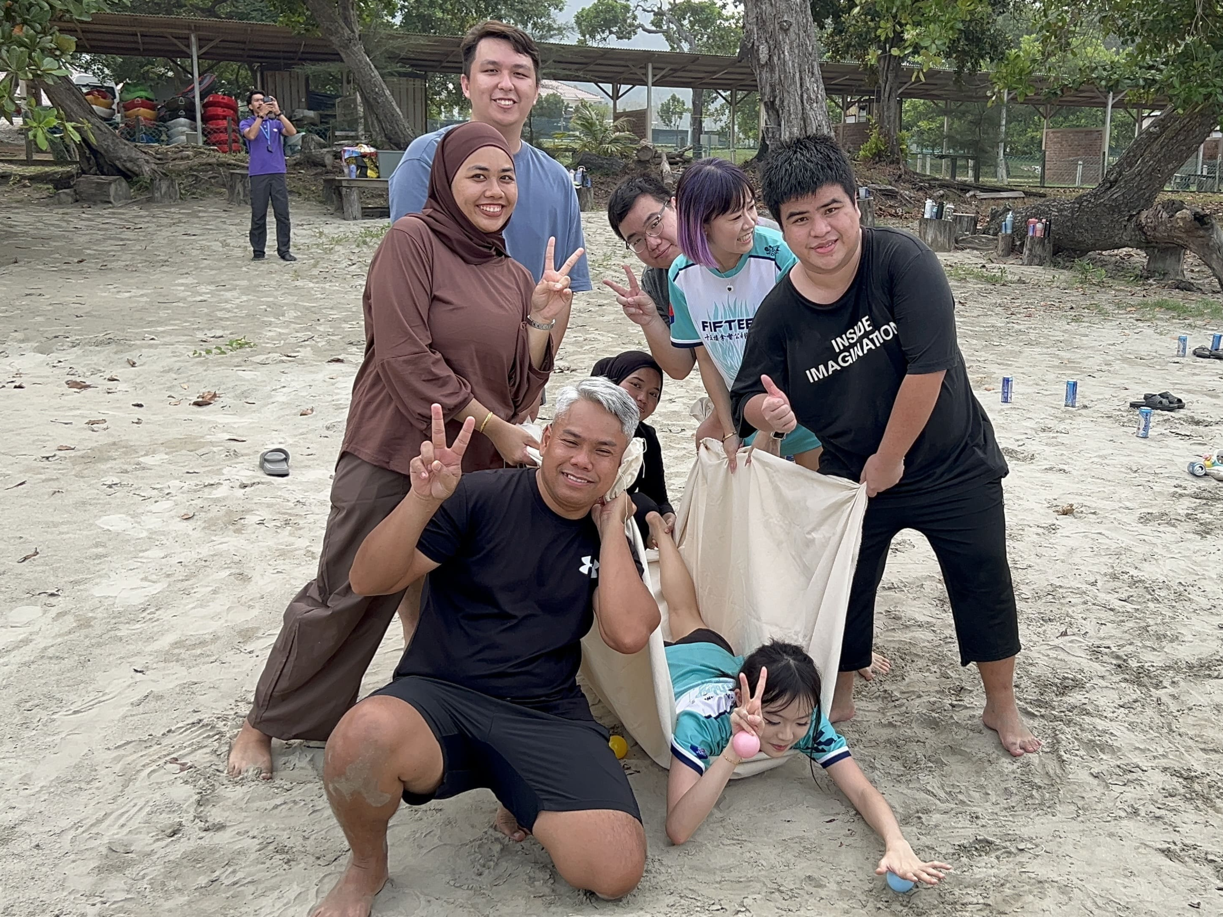 Gambar berkumpulan warga SF LORRY semasa program Team Building & Staycation 2026 di Radiant Teluk Sari Resort, Mersing, Johor