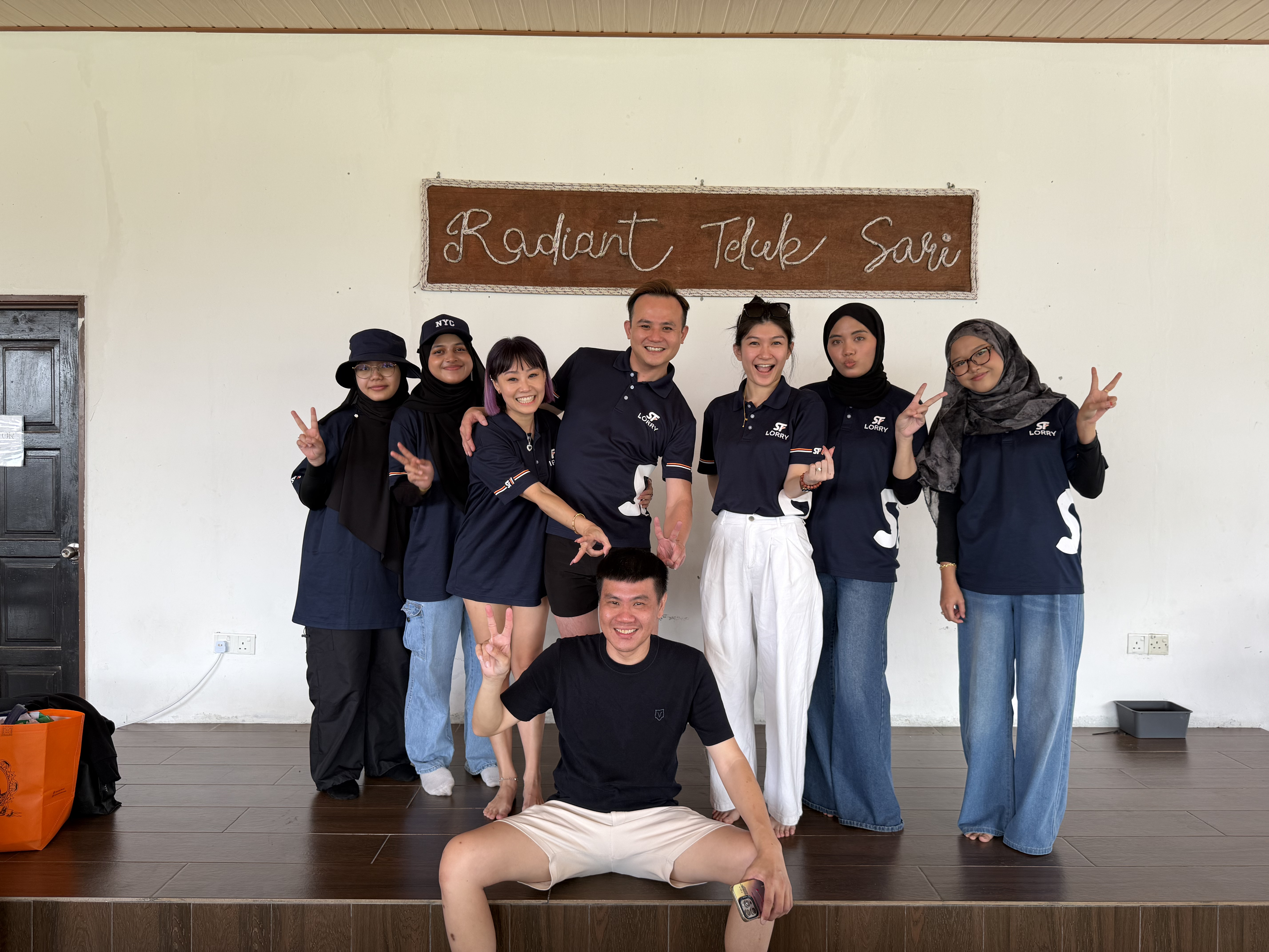 Gambar berkumpulan warga SF LORRY semasa program Team Building & Staycation 2026 di Radiant Teluk Sari Resort, Mersing, Johor