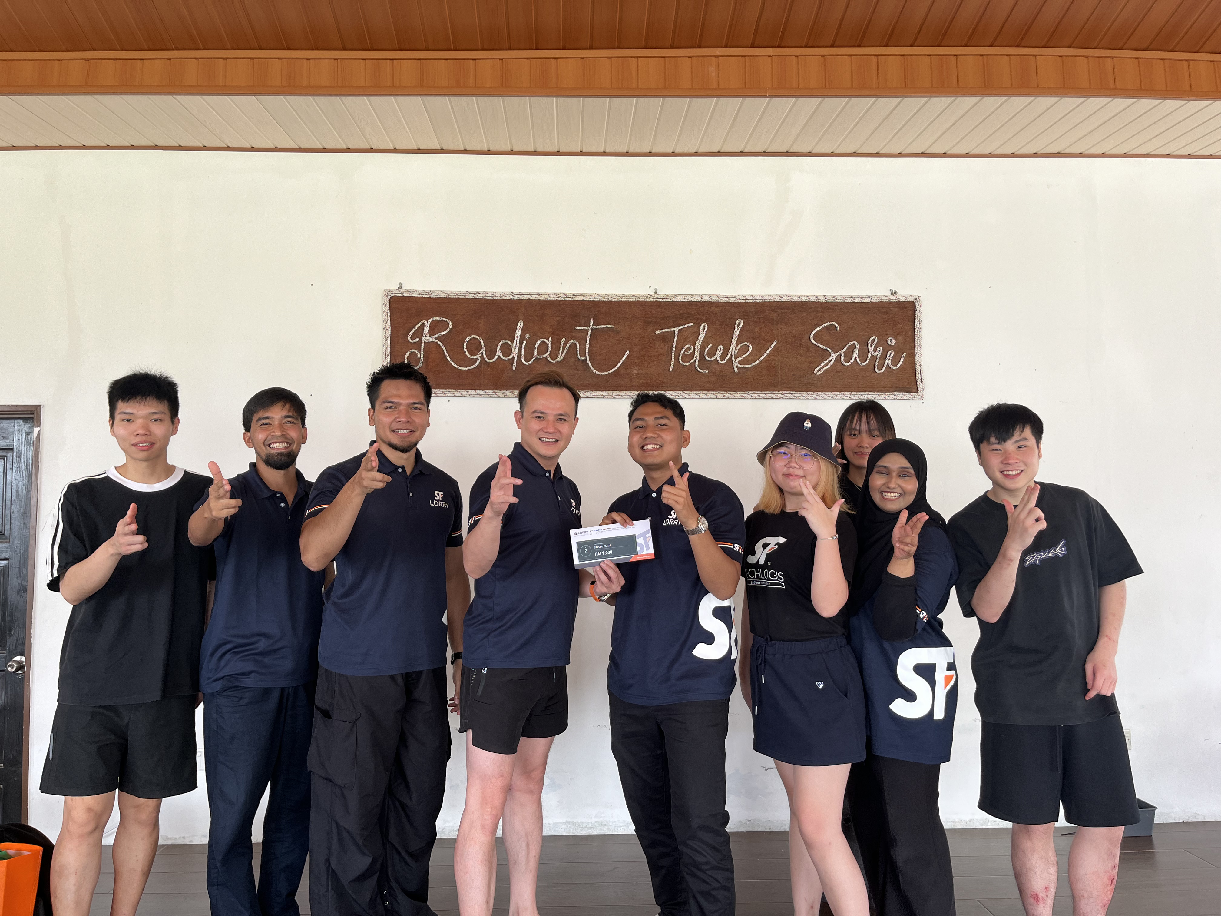 Gambar berkumpulan warga SF LORRY semasa program Team Building & Staycation 2026 di Radiant Teluk Sari Resort, Mersing, Johor