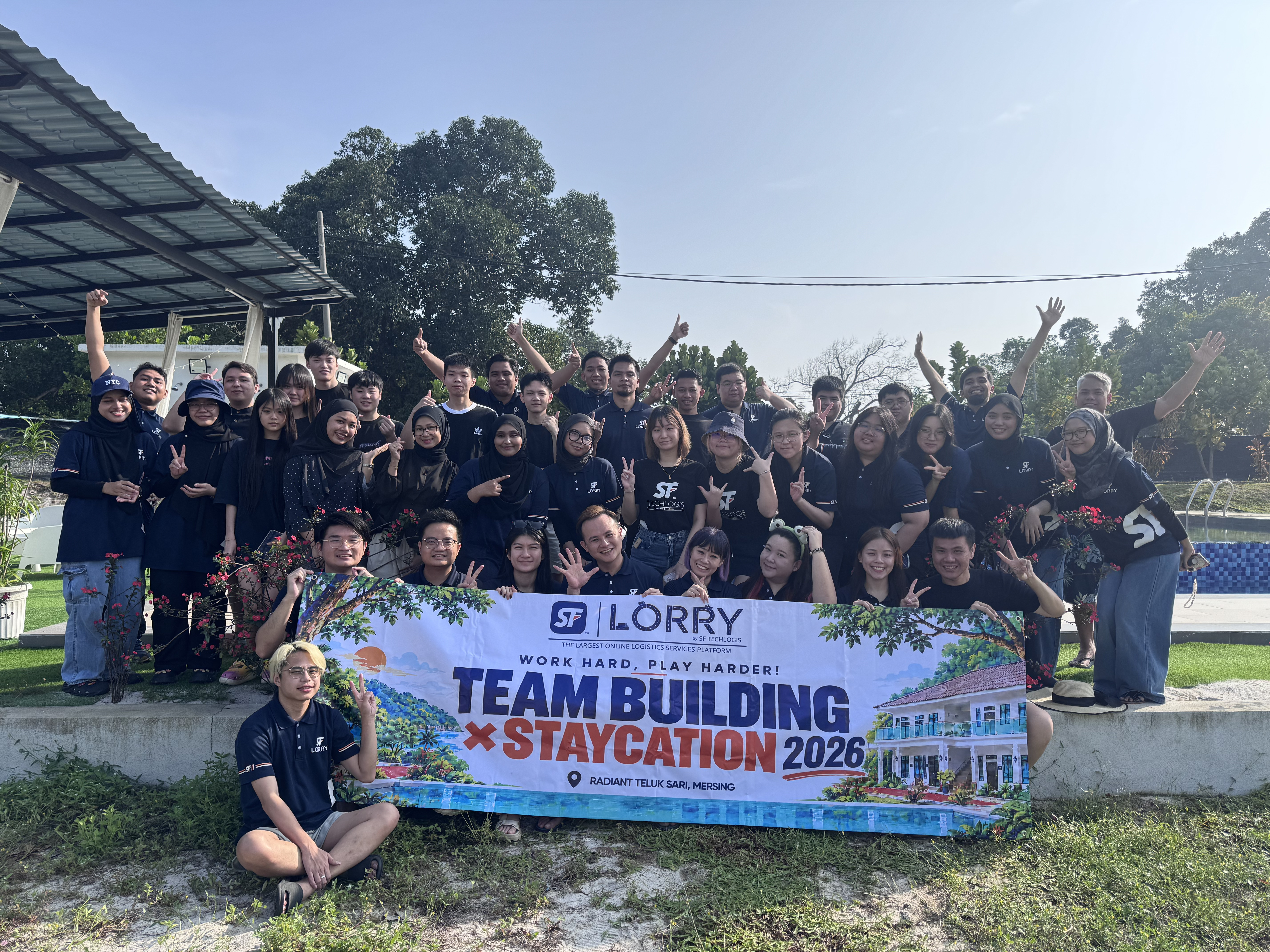 Gambar berkumpulan warga SF LORRY semasa program Team Building & Staycation 2026 di Radiant Teluk Sari Resort, Mersing, Johor