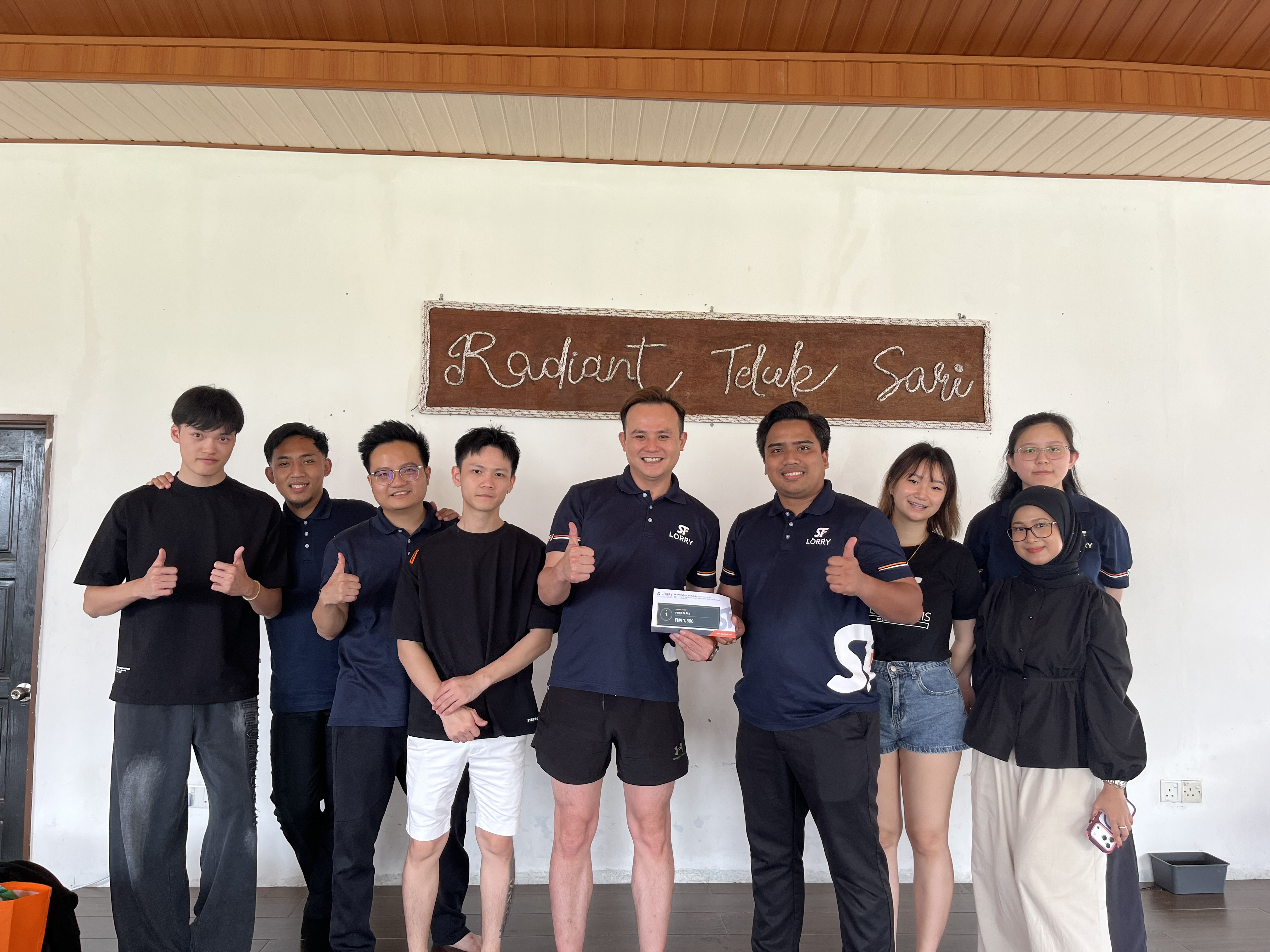 Gambar berkumpulan warga SF LORRY semasa program Team Building & Staycation 2026 di Radiant Teluk Sari Resort, Mersing, Johor