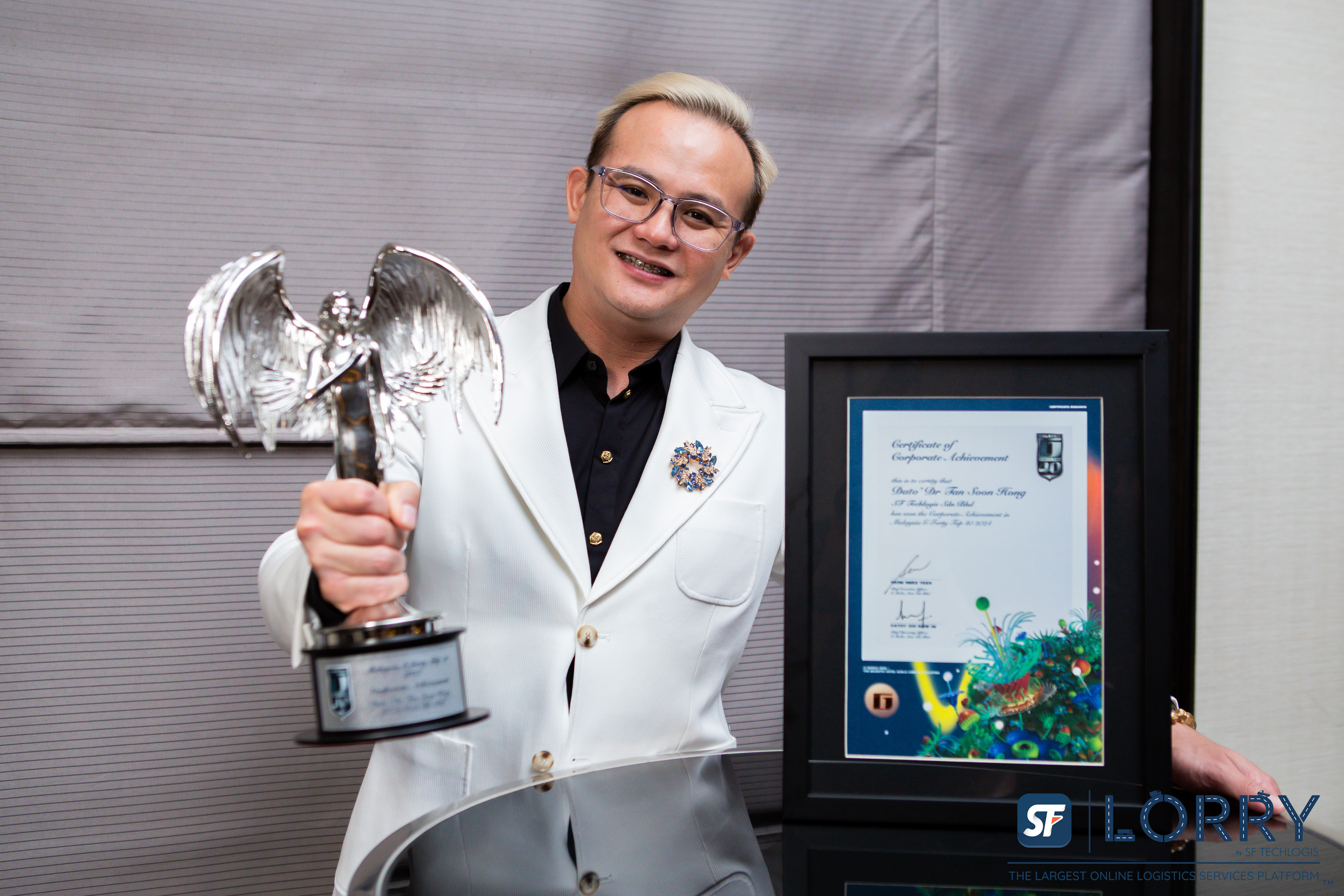 Dato' Dr. Tan Soon Hong receives G FORTY TOP 40 award at G Media Iconic Award 2024 for SF Lorry’s impact on logistic and transport Malaysia