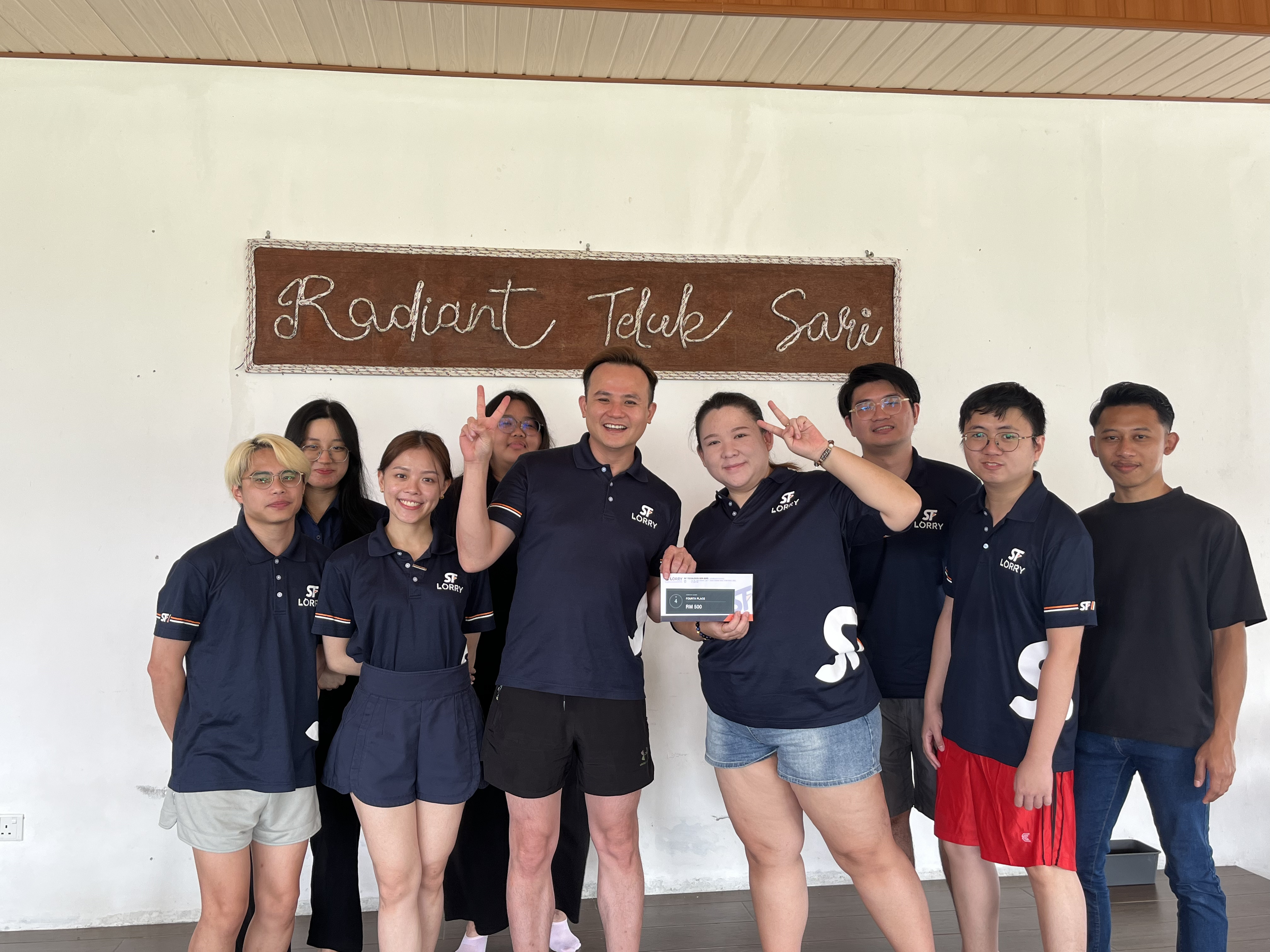Gambar berkumpulan warga SF LORRY semasa program Team Building & Staycation 2026 di Radiant Teluk Sari Resort, Mersing, Johor