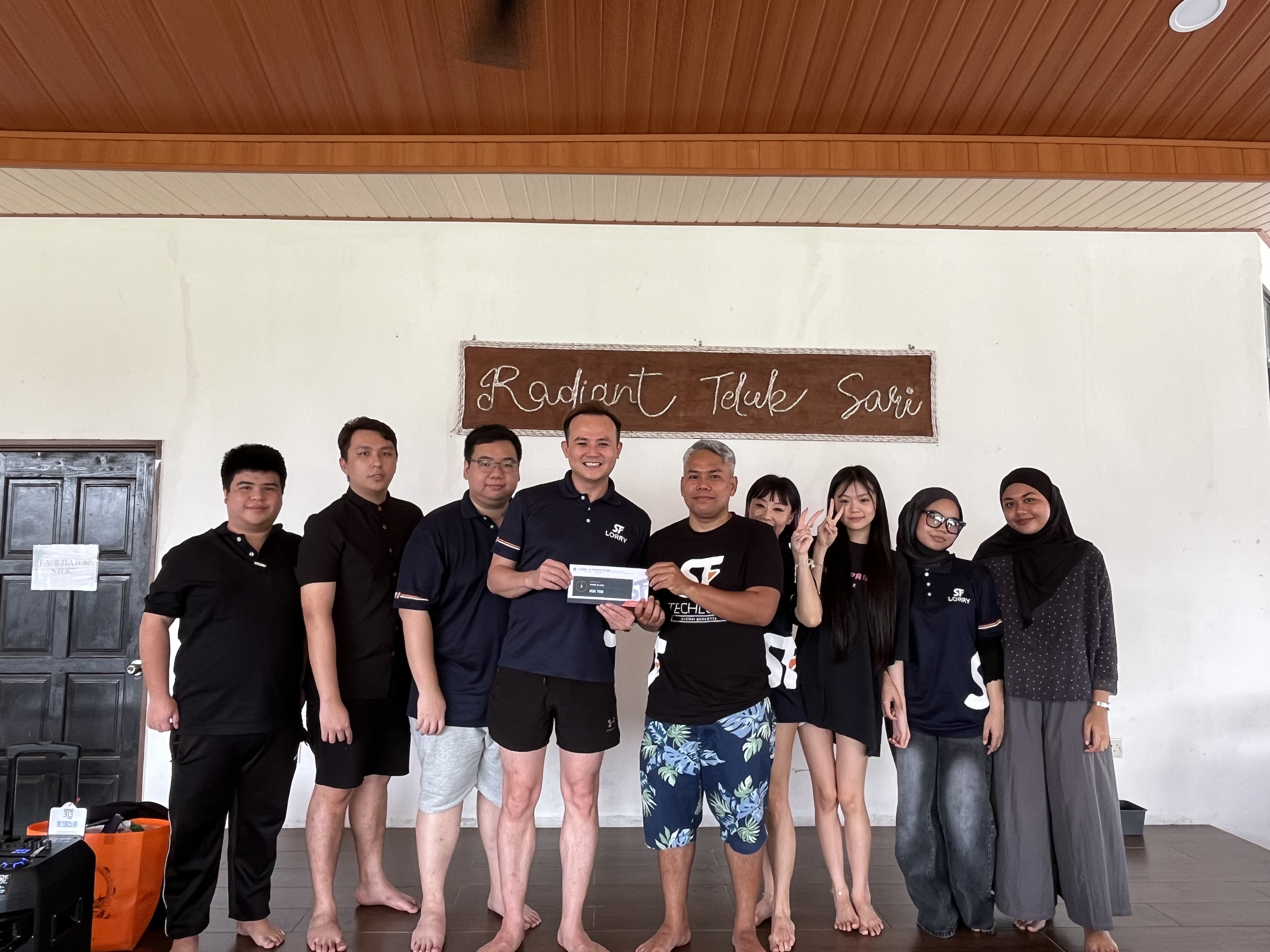 Gambar berkumpulan warga SF LORRY semasa program Team Building & Staycation 2026 di Radiant Teluk Sari Resort, Mersing, Johor