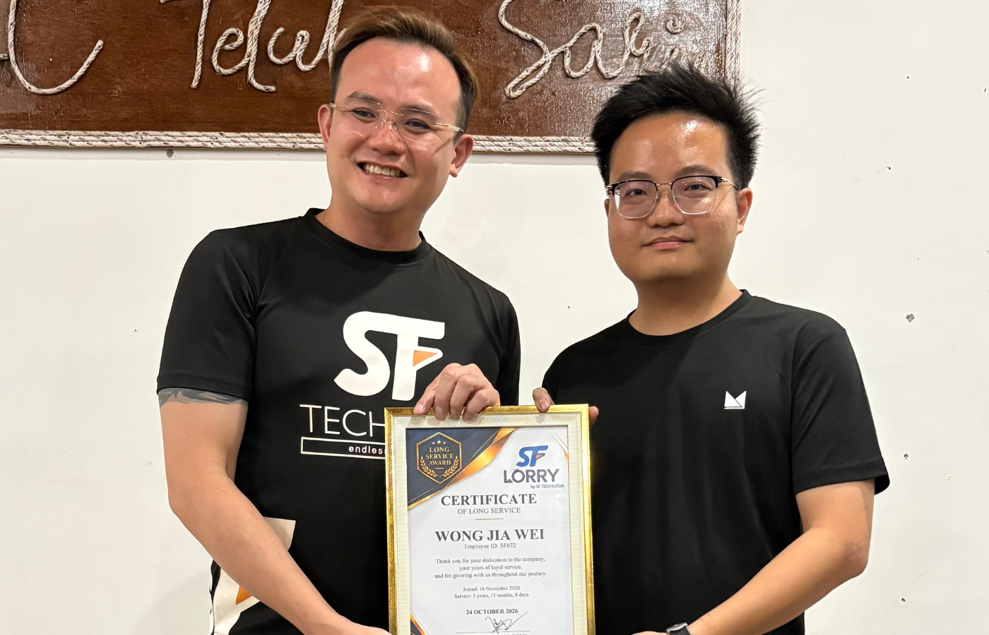 Gambar berkumpulan empat penerima Anugerah Perkhidmatan Lama SF LORRY 2026 bersama Pengasas SF LORRY, Dato’ Dr. Tan Soon Hong
