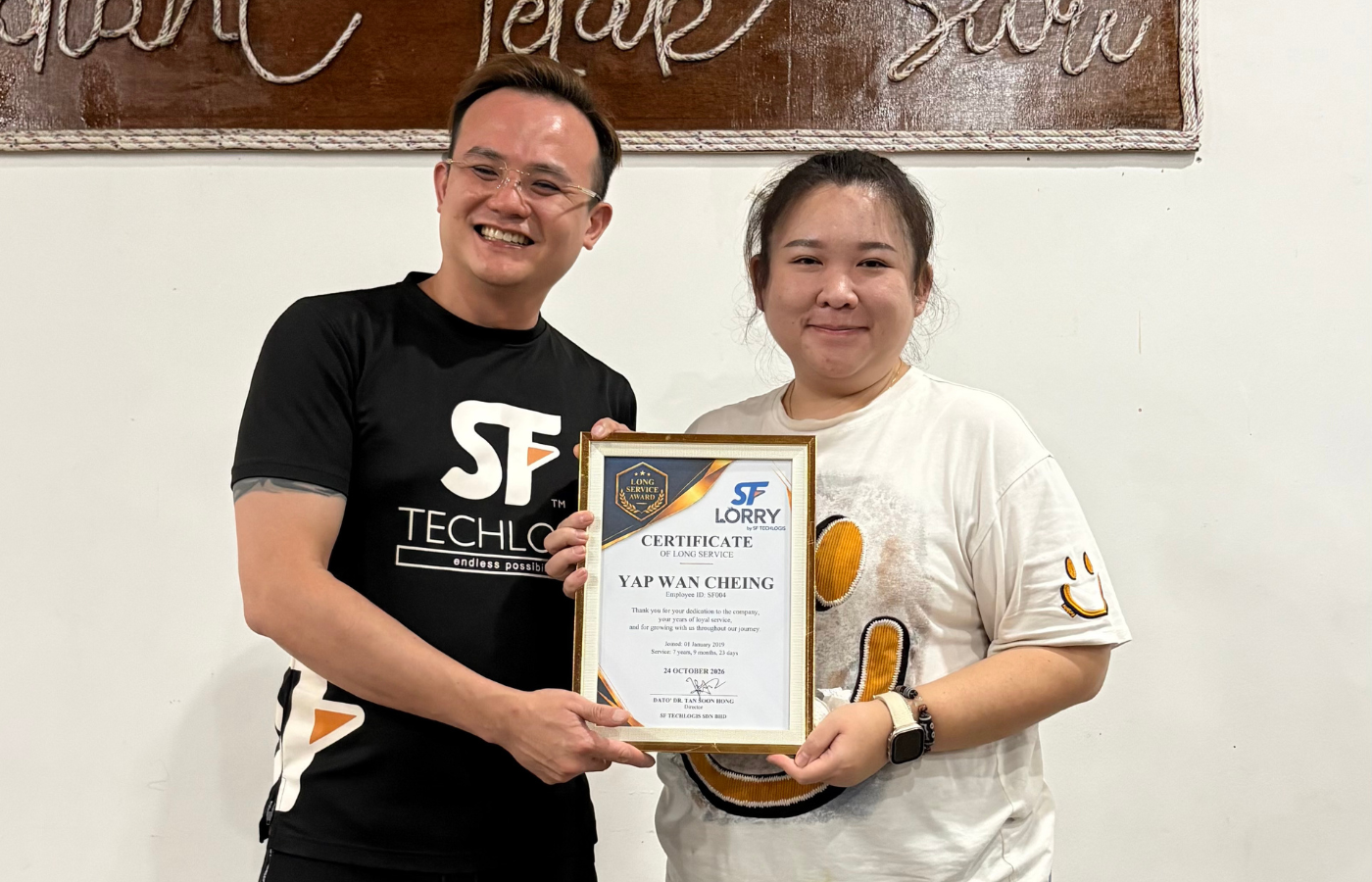 Gambar berkumpulan empat penerima Anugerah Perkhidmatan Lama SF LORRY 2026 bersama Pengasas SF LORRY, Dato’ Dr. Tan Soon Hong