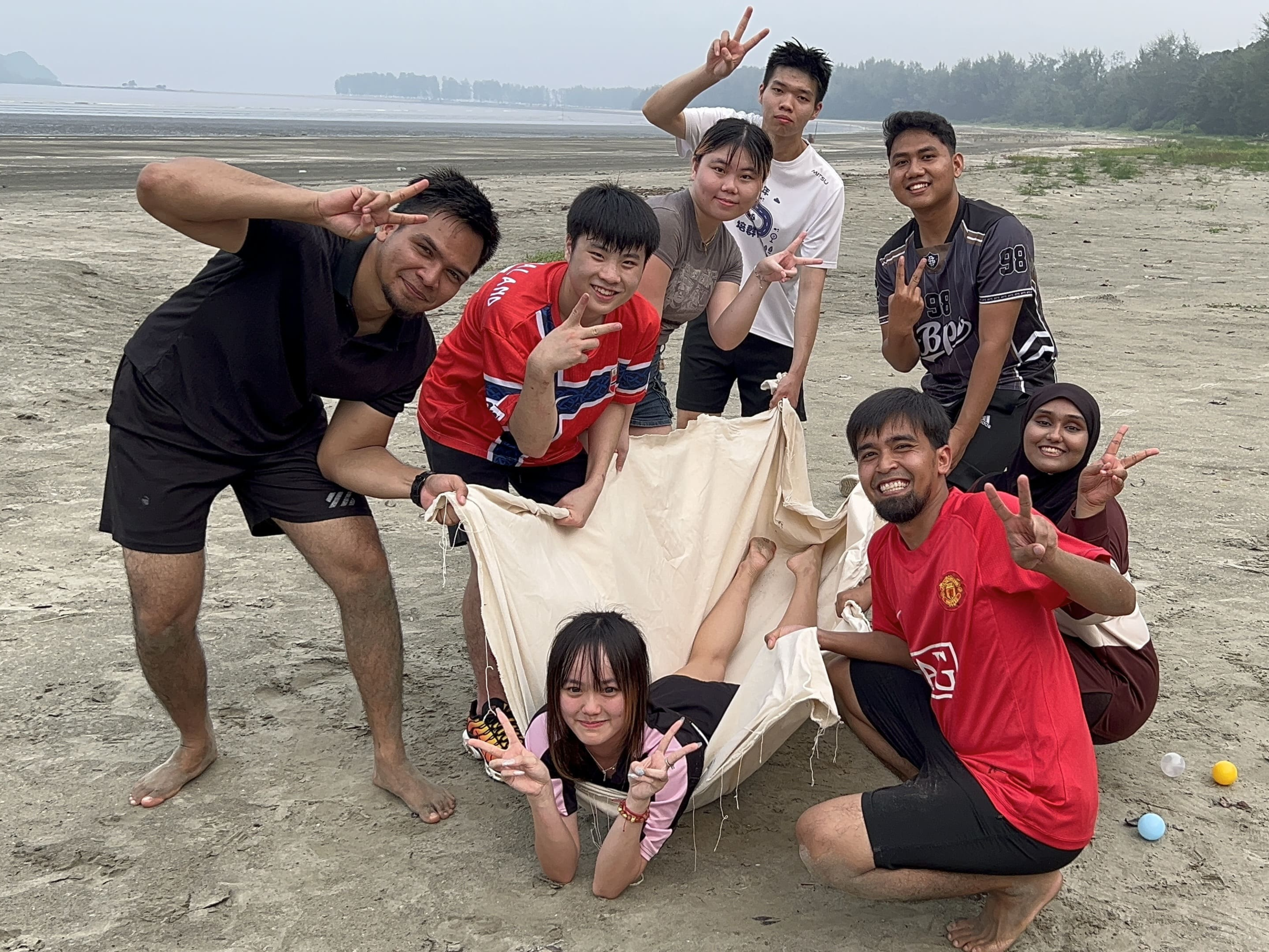 Gambar berkumpulan warga SF LORRY semasa program Team Building & Staycation 2026 di Radiant Teluk Sari Resort, Mersing, Johor