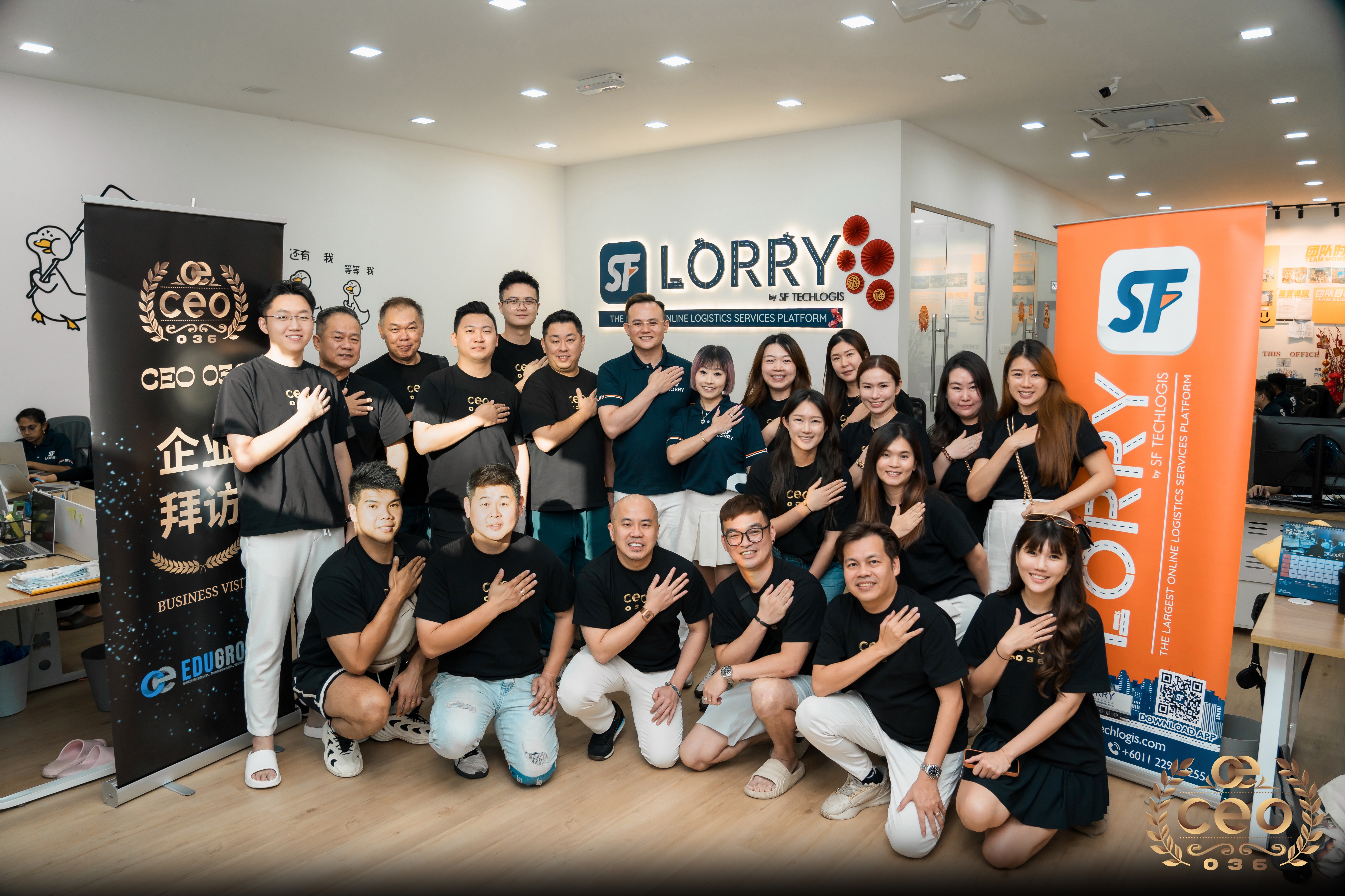SF LORRY 创办人拿督陈顺峰博士与 OE 杰青商学院 CEO 036 成员们于企业拜访交流活动中合影留念