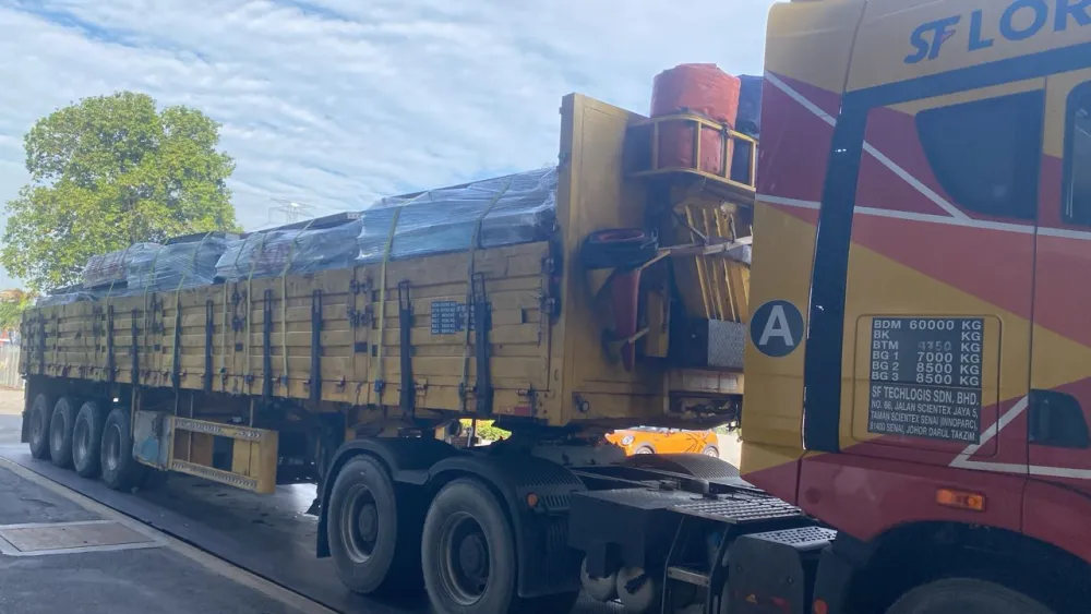 SF Lorry long trailer carrying bundled steel materials