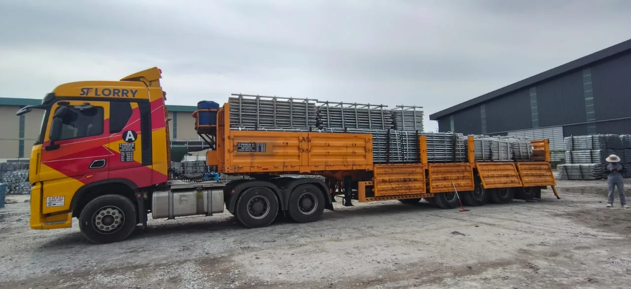 Treler terbuka SF Lorry membawa bahan pembinaan dari Pulau Indah ke Gelang Patah