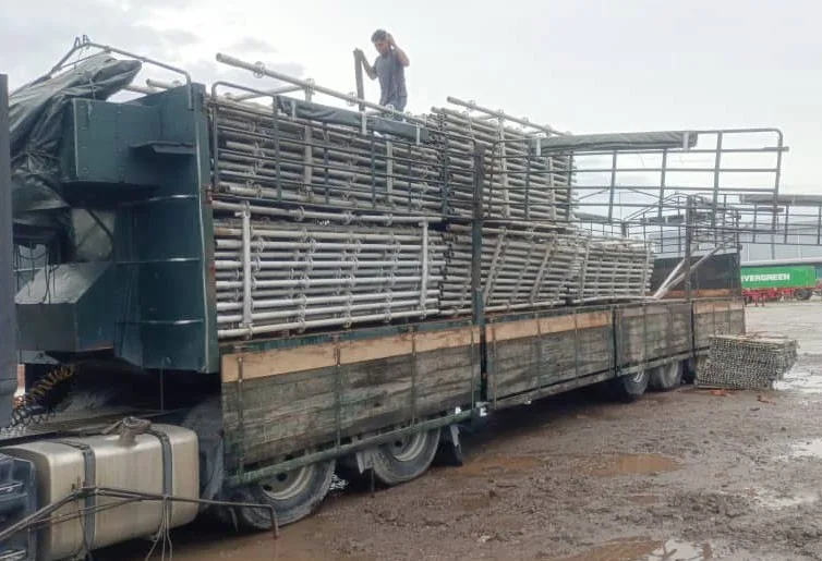 Wire mesh secured on an open lorry